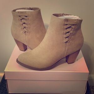 NIB Ladies Heeled Booties 8.5